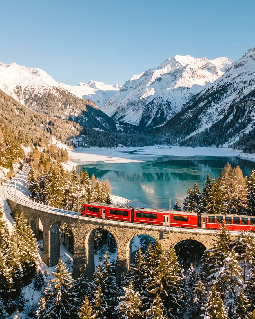 Tren panorámico entre montañas nevadas en los Alpes Suizos
