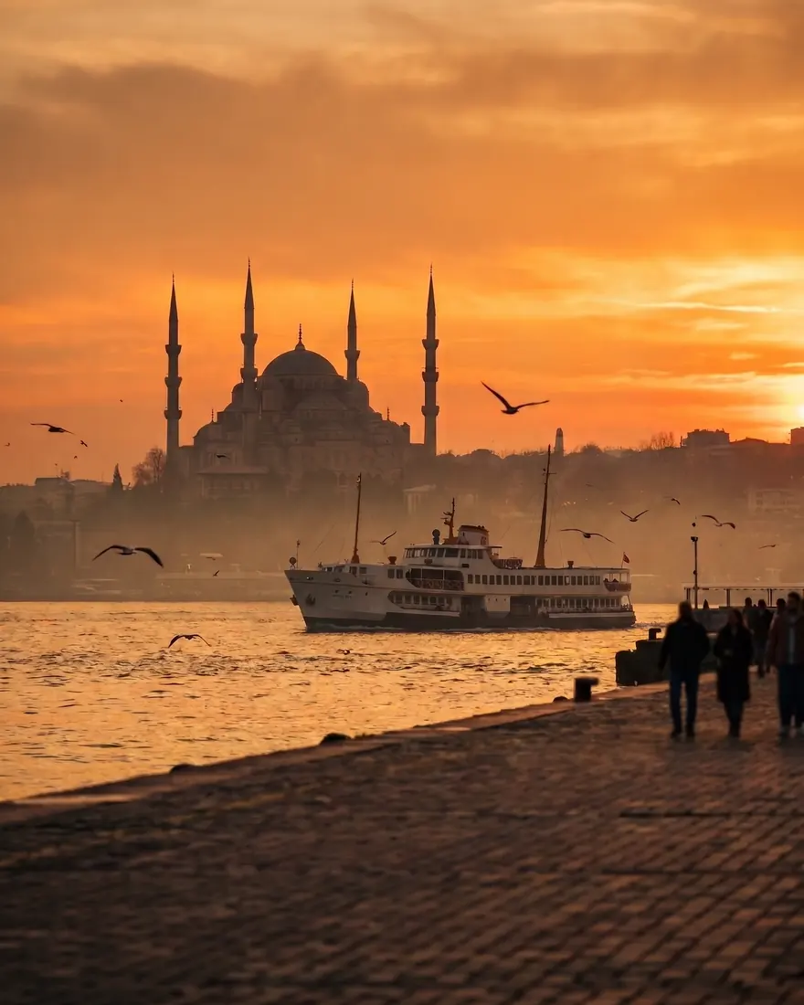 Mezquitas y el Bósforo al atardecer en Estambul
