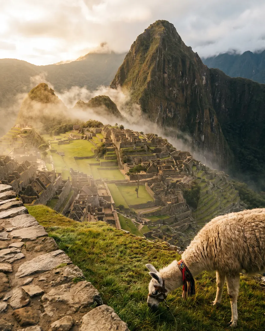 Machu Picchu al amanecer entre las montañas