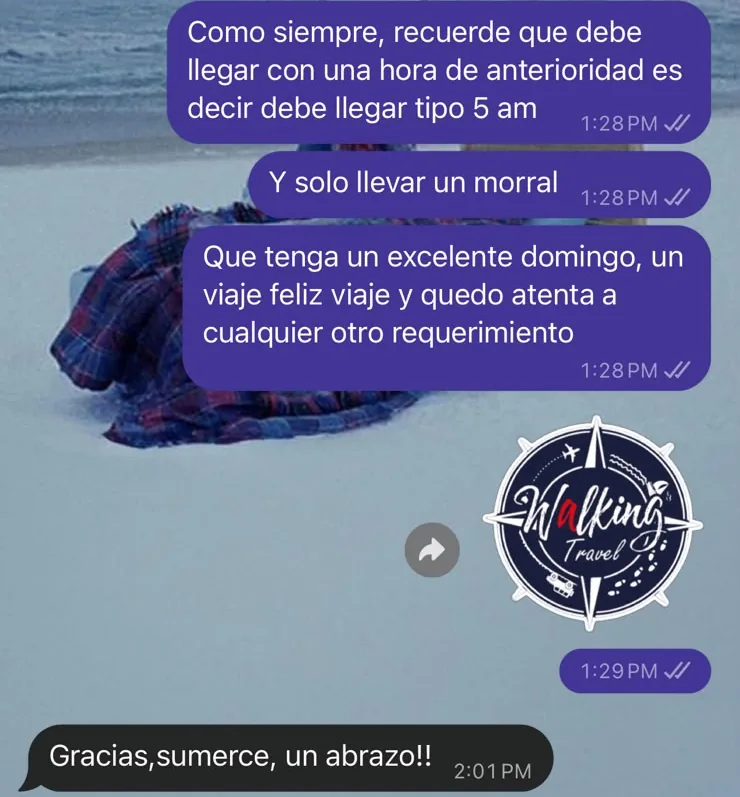 Conversación de WhatsApp: la agencia recuerda la hora de llegada al aeropuerto y el viajero responde agradeciendo.